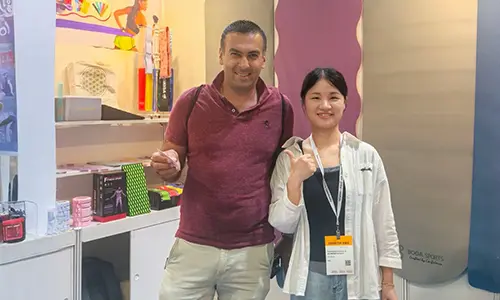 เสื่อโยคะกลายเป็นประเด็นหลัก และเทรนด์ใหม่ในการใช้ชีวิตอย่างมีสุขภาพก็กำลังได้รับความนิยม